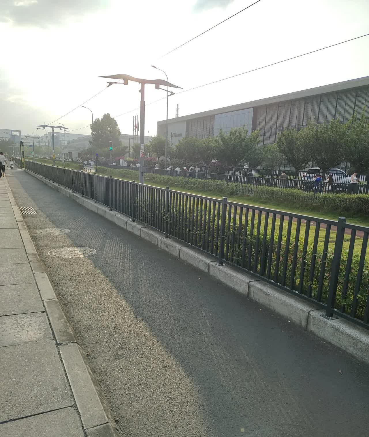 成都最奇葩的道路，有轨电车占用了3分之2的路面，两侧还剩一车道，司机们都不敢开进
