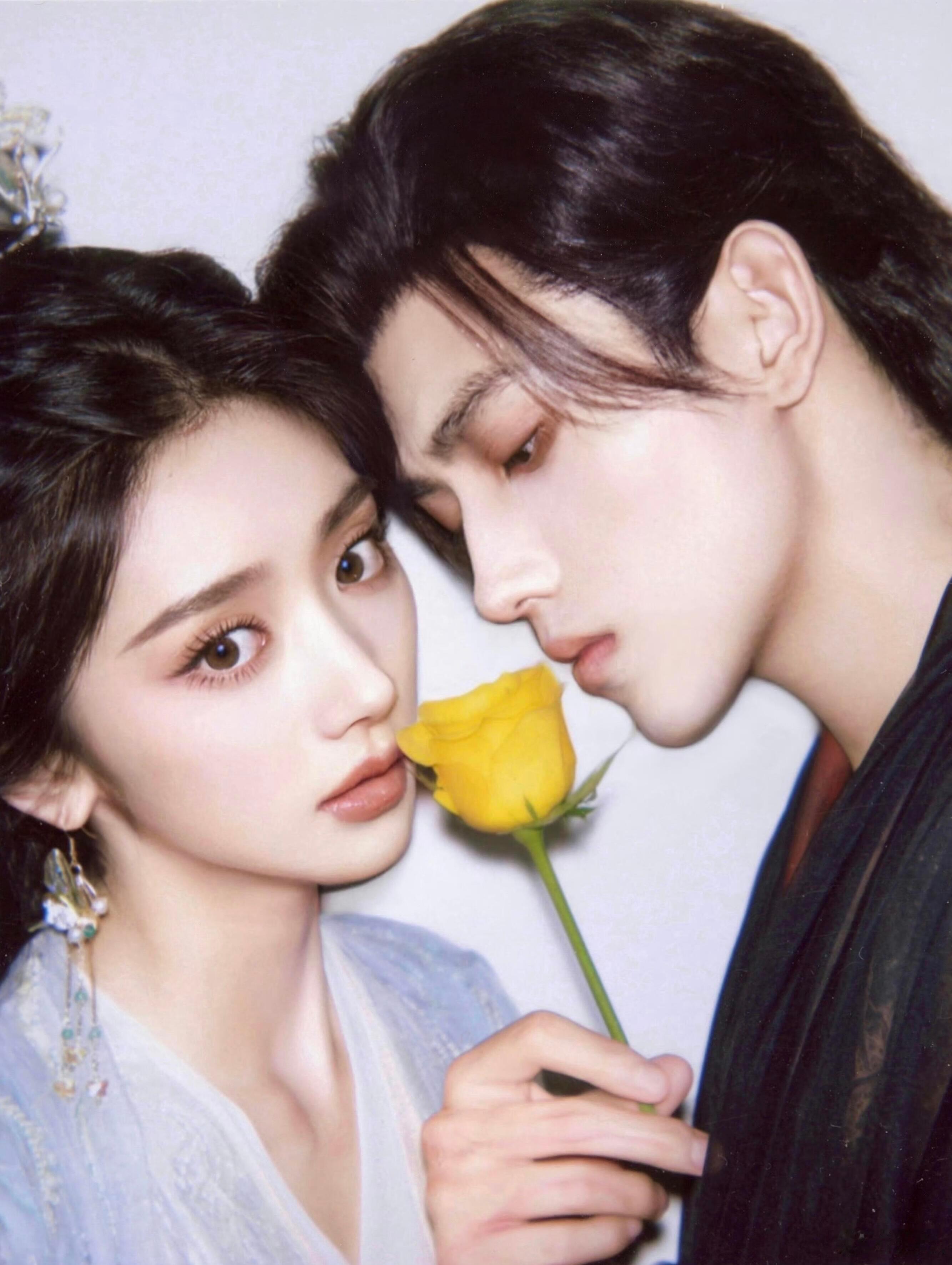 《献鱼》里疯批师祖与咸鱼少女的反差感太好嗑！陈飞宇的司马焦黑袍曳地时冷冽如冰，却