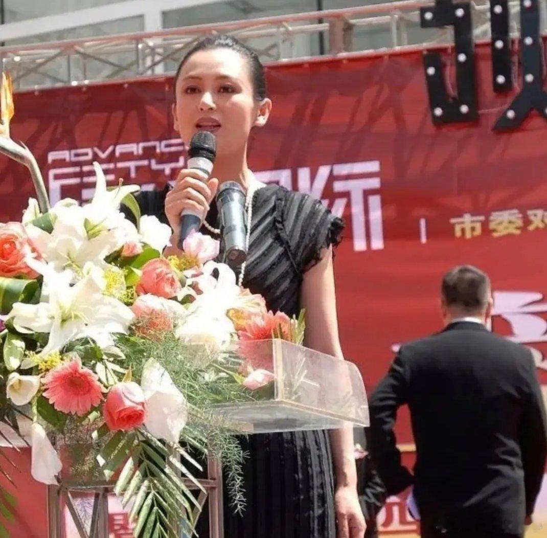 万万没有想到，女神居然也接小商演，看来这样比较赚钱啊！