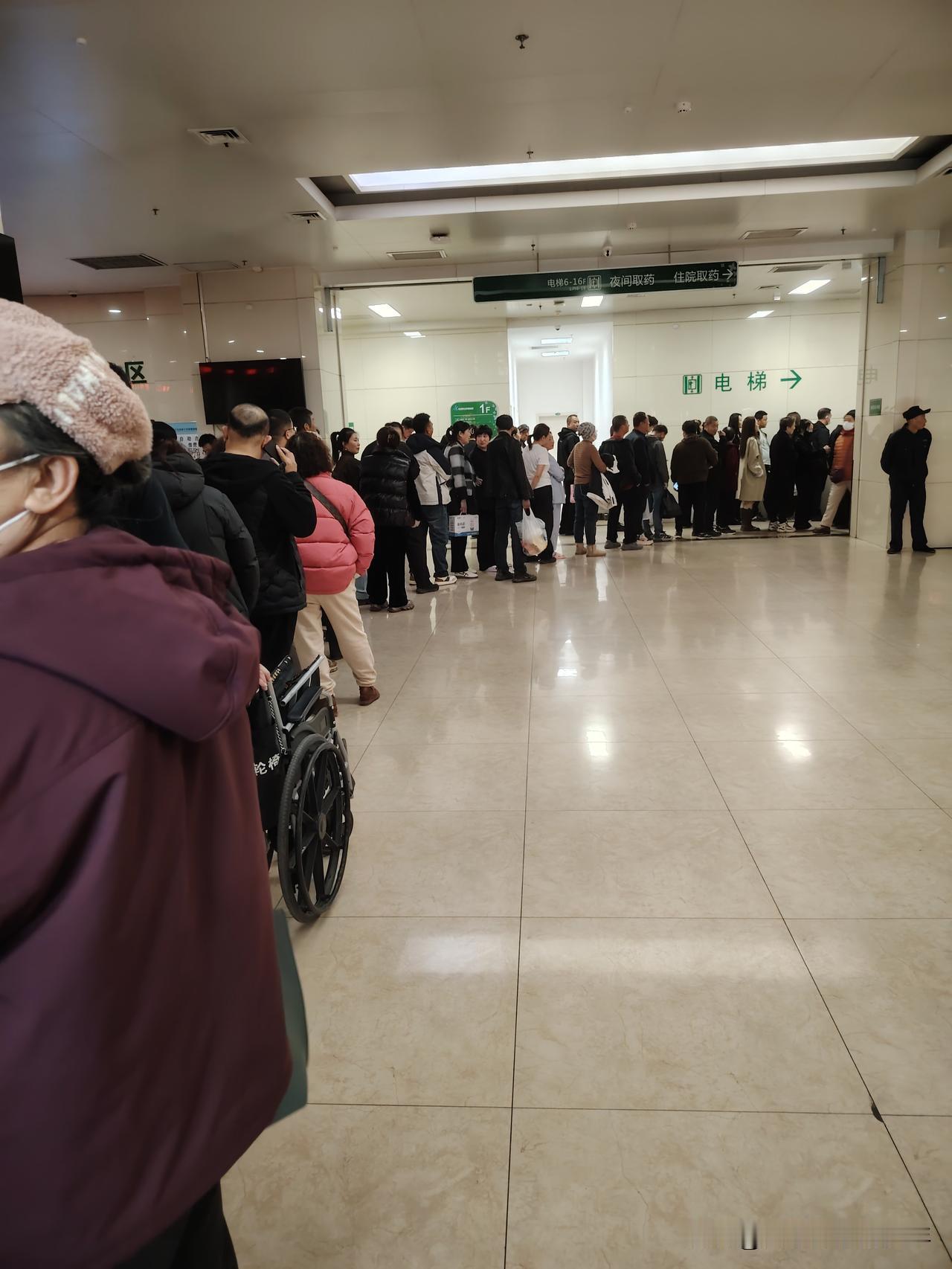 发现：市场人员如此稀，商场也显空荡荡。井然有序在这里，排起长队还拥挤。