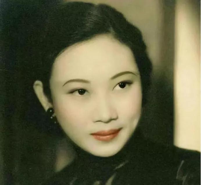 🌞1938年,41岁戴笠借口加班,把秘书余淑衡,带到了卧房。戴笠递给她一杯