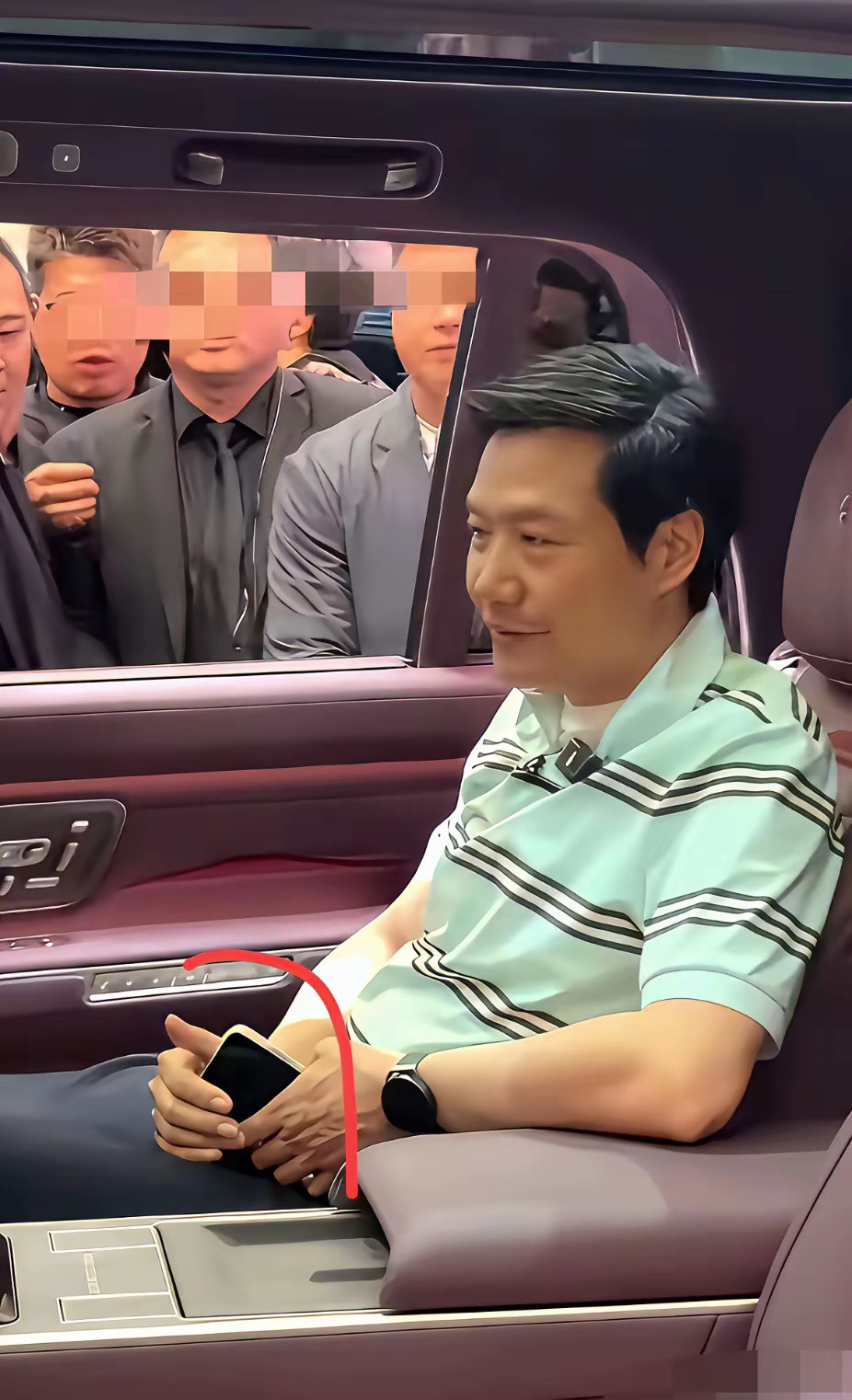 雷军用的手机是苹果还是华为？