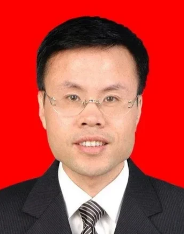 张永宁，1967年生于福建晋江，18岁时即1985年参加高考考上大学本科，就读于