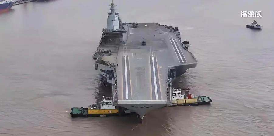 按照美国蒸汽弹射型航空母舰的弹射状况来说，一艘带有四条蒸汽弹射器的航母，每昼夜可