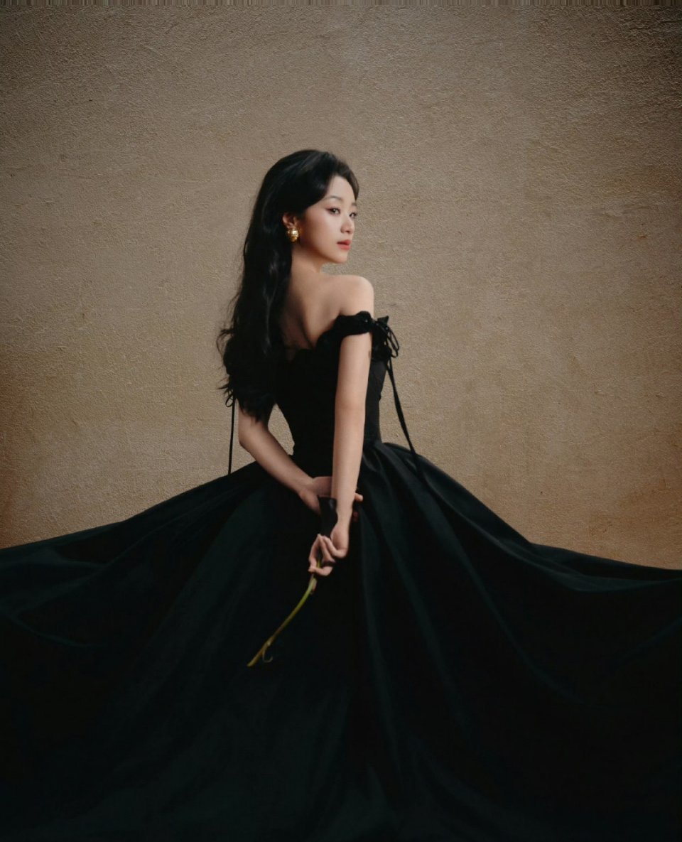 王小亿黑天鹅造型气场全开鎏光盛典压轴登场的王小亿，一袭全黑挺括礼服化身绝美黑天鹅