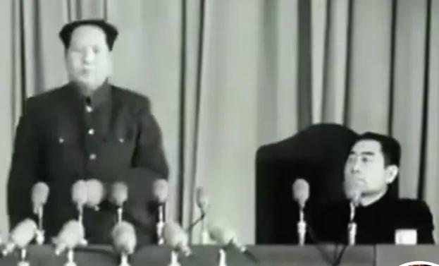 不愧是伟人，担得起！当毛主席说道：“要打多久就打多久”的时候，周总理投去了仰慕的