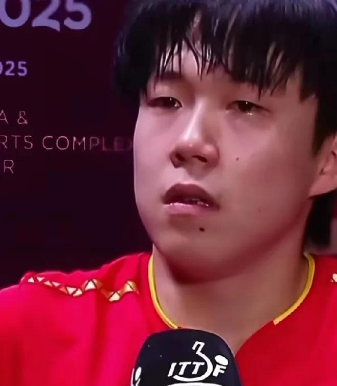 王楚钦守住半区采访时泪目了！王楚钦说:和莫雷也是老对手了，彼此水平相近，自己在