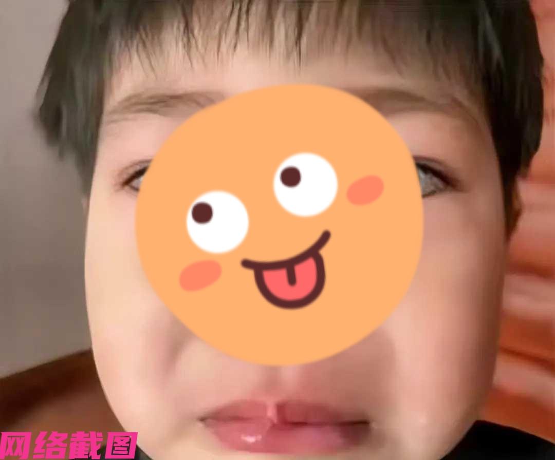 陕西西安有名班主任老师喊来一名自己学生男孩，看着这名男孩，老师心里知道最近男孩成