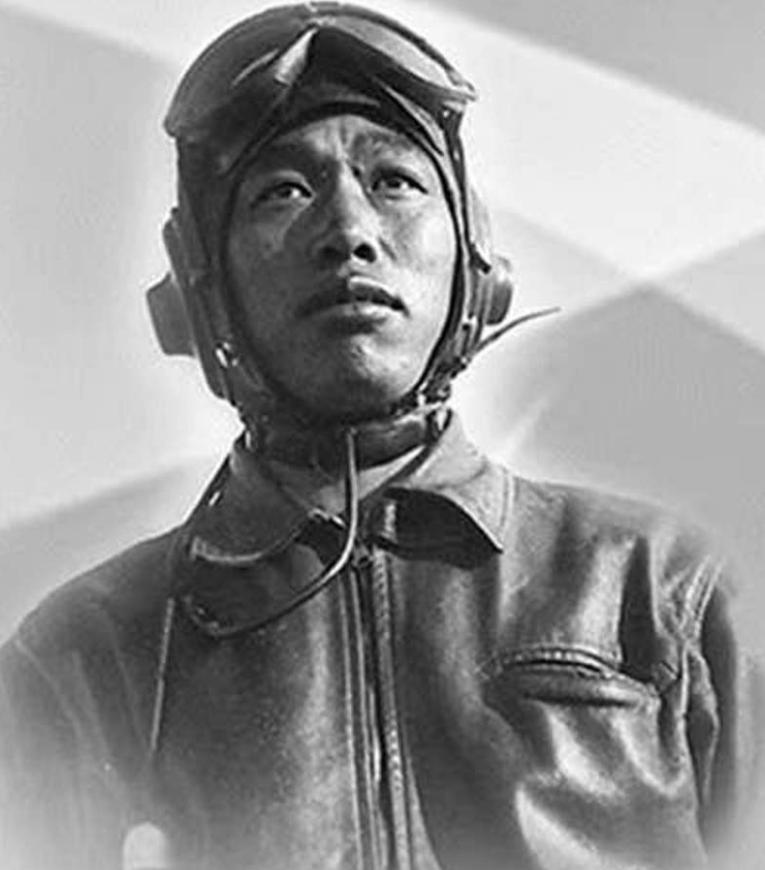 1951年，志愿军飞行员华龙毅被美军战机击落，身负重伤降落在一个山头，就在这时，