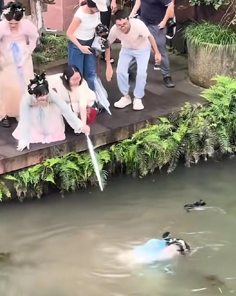 出片有风险，旅游要谨慎，危险真的无处不在！2025年10月5日下午，四川宜