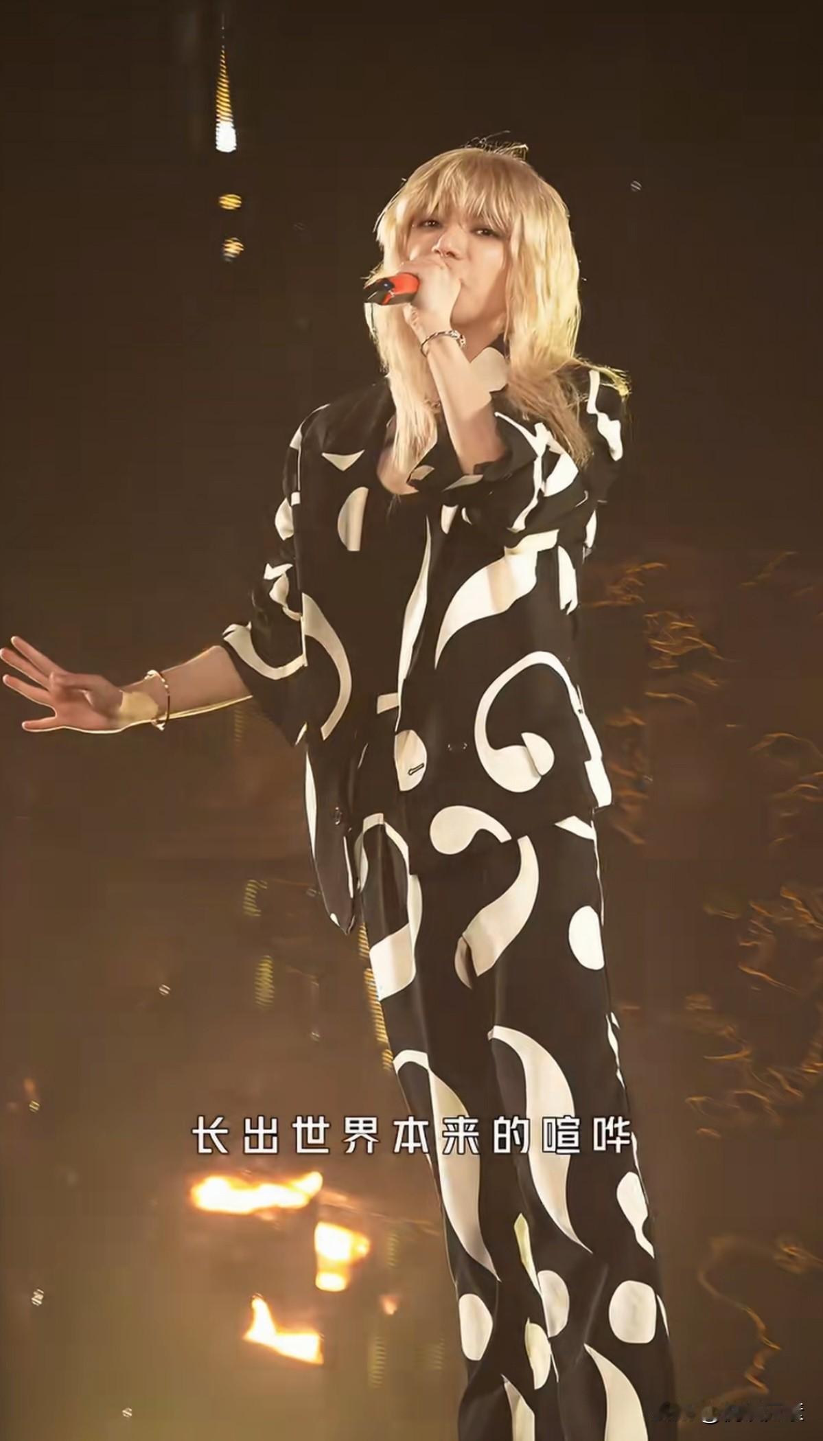 男有华晨宇，女有李宇春，中国两个殿堂级歌手，都很有张力，很有个性。如果他们