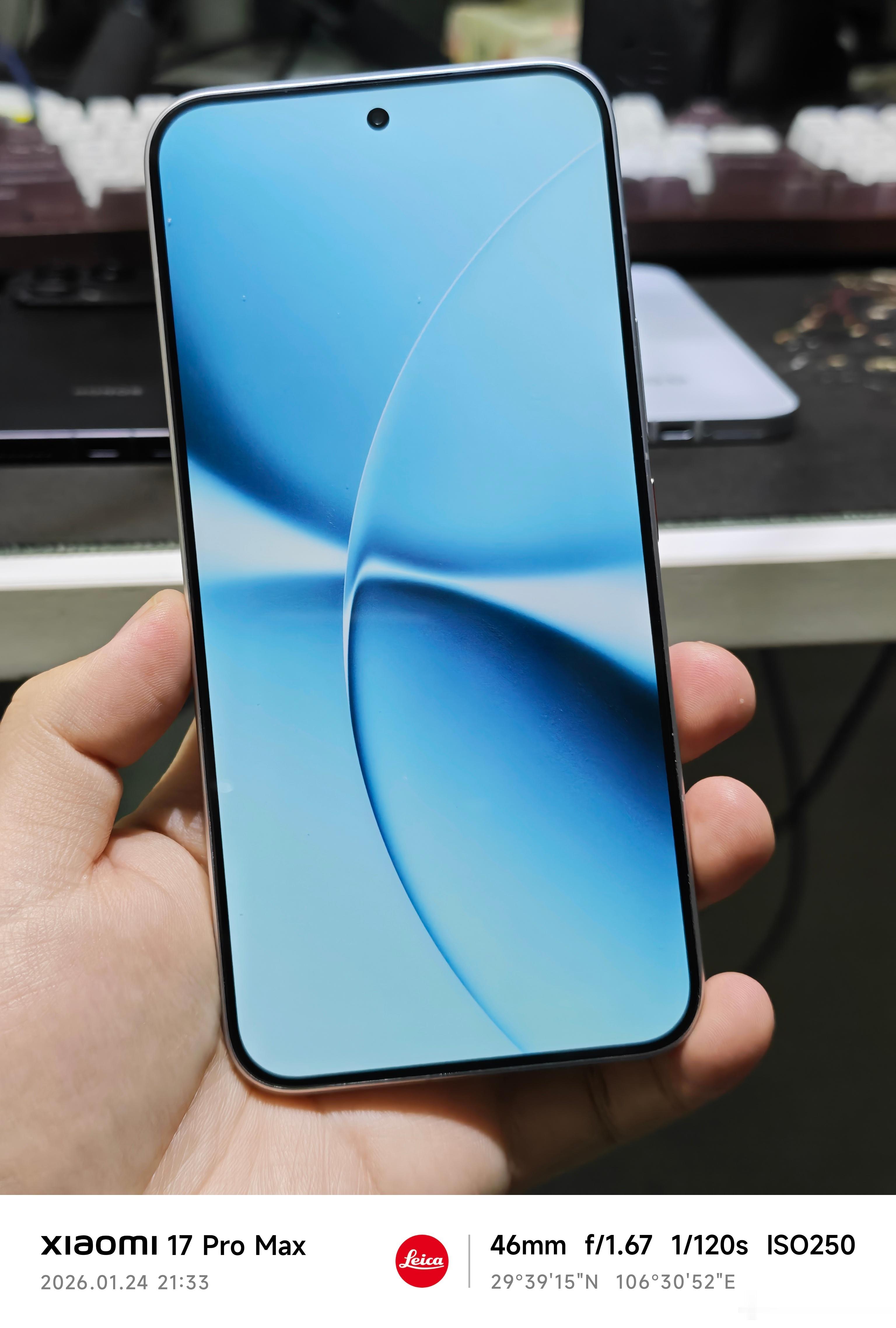 捡了个红米Turbo5Max的机模，还别说，现在中端机的质感越来越好了，金属中