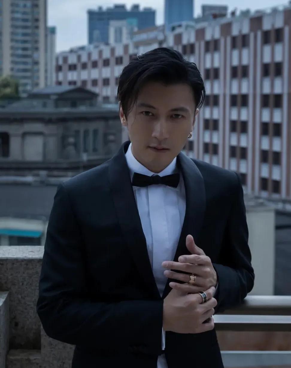 谢霆锋的腹肌是真的会让人看到“呲哈呲哈”的，难怪连张学友都要趁机试试手感，谢霆锋