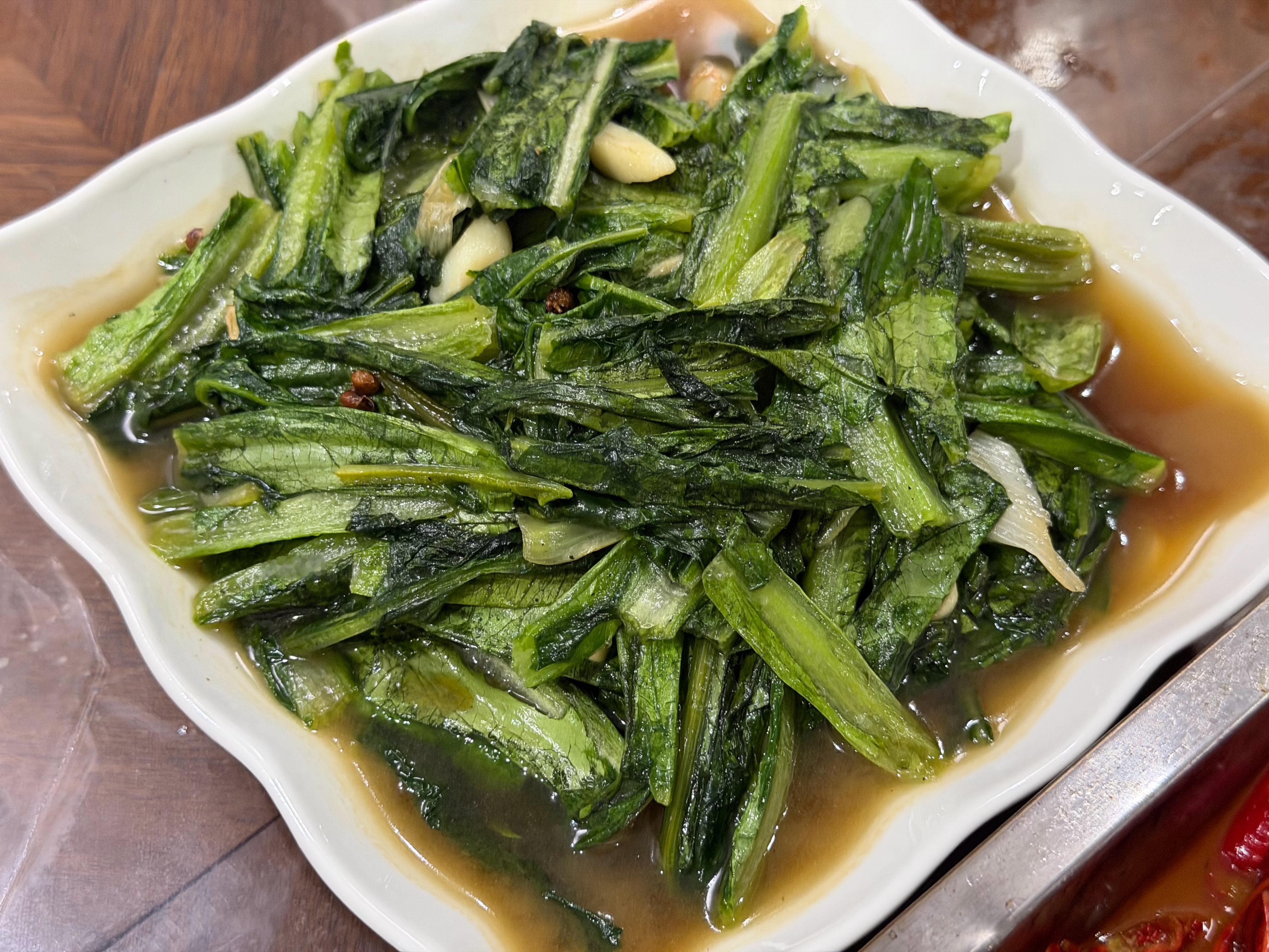 邻居慧姐给我们家弄了一份接待餐无敌的青椒肉丝和小龙虾。