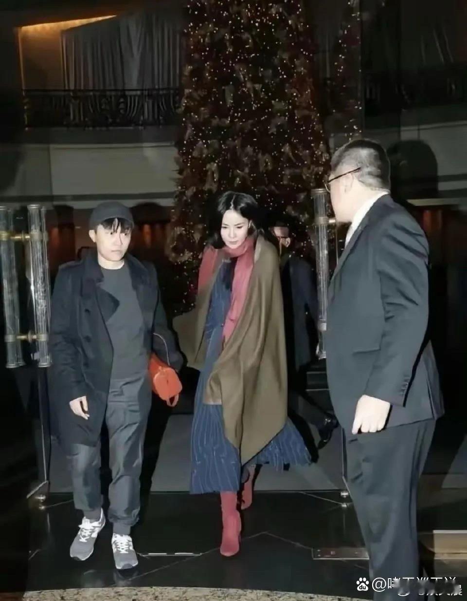 终于懂谢霆锋的快乐了！王菲这身造型简直美到犯规，气场全开时尚感拉满，颜值身材双在