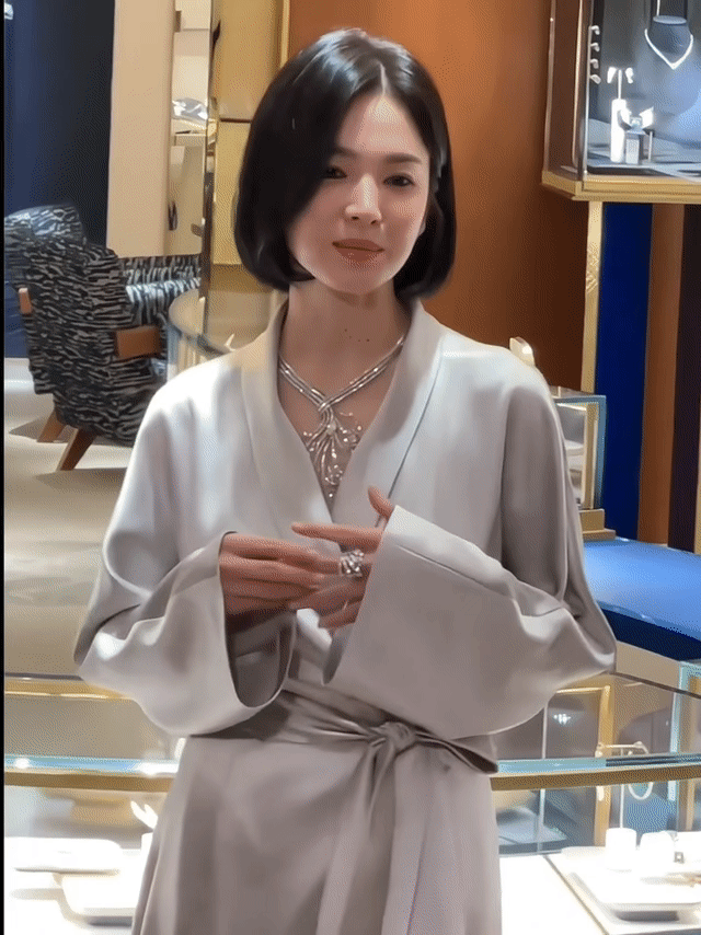 这一场真丝绸缎睡袍的宋慧乔让我放弃了贵价衣服找平替的想法….