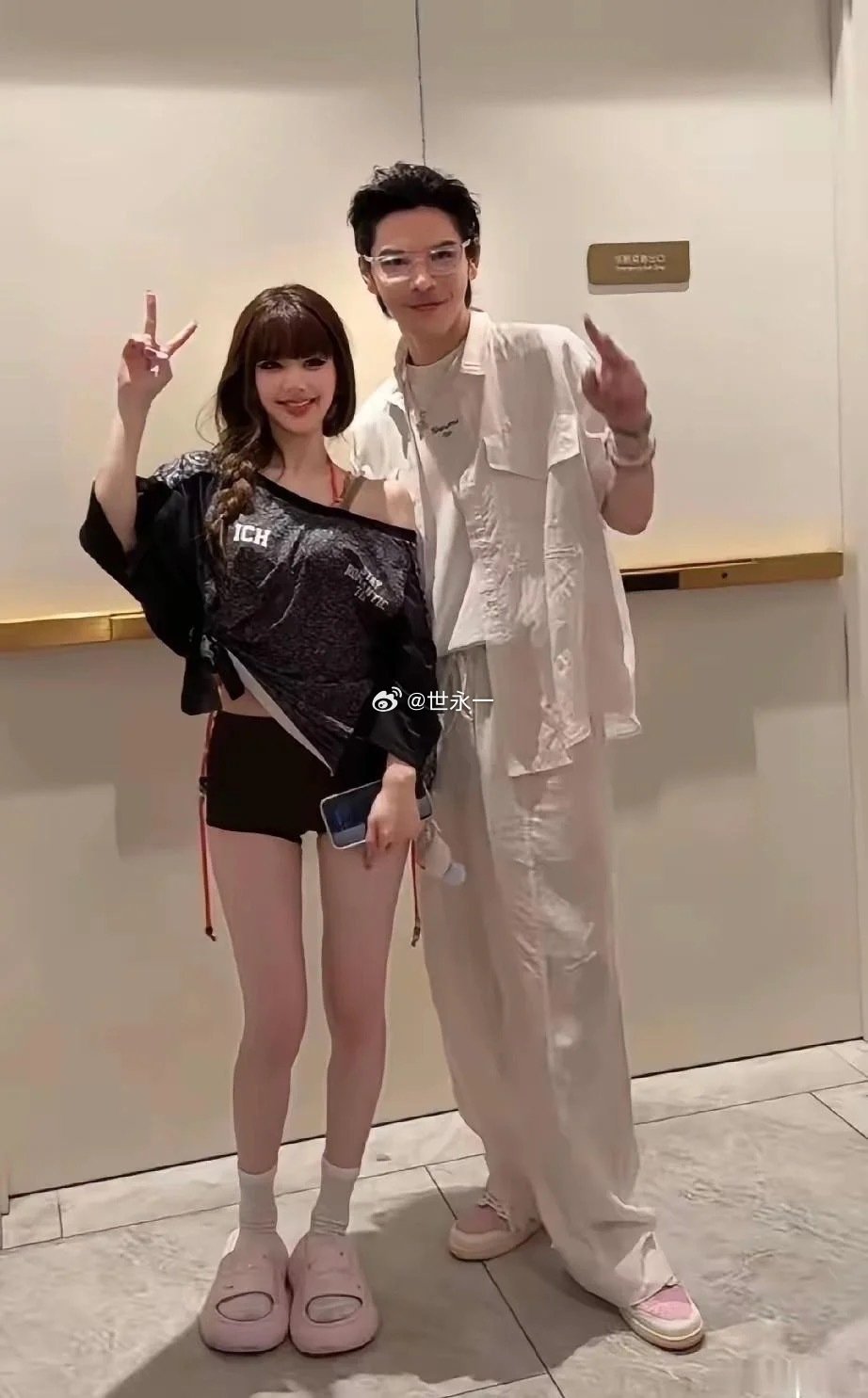 向佐与赵露思合照，他的风格改变了很多​