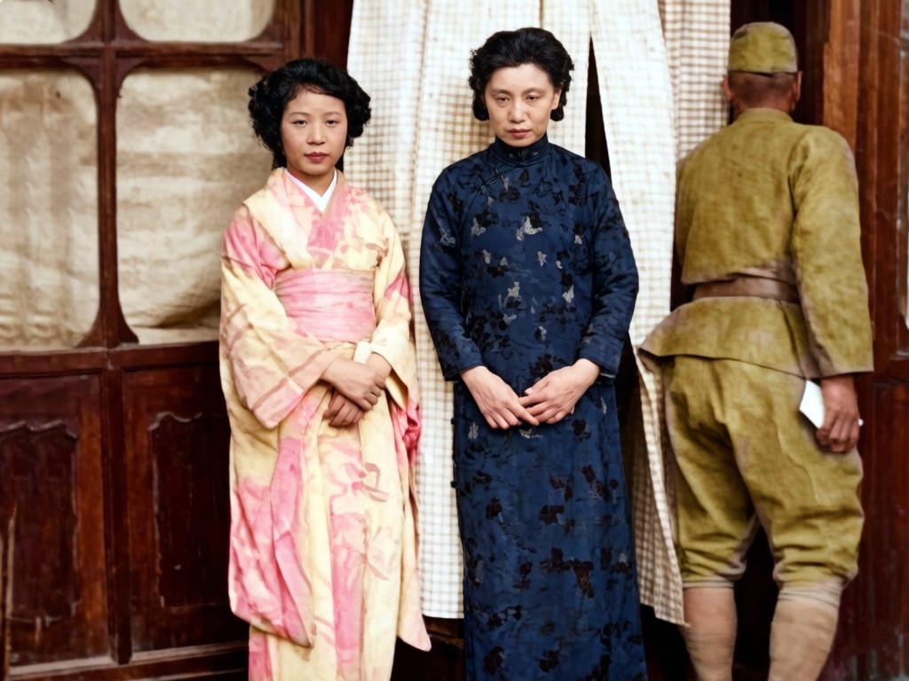 1937年10月，山西大同街头，一家刚刚开业的“咖啡屋”门前，站着两名招待客人的