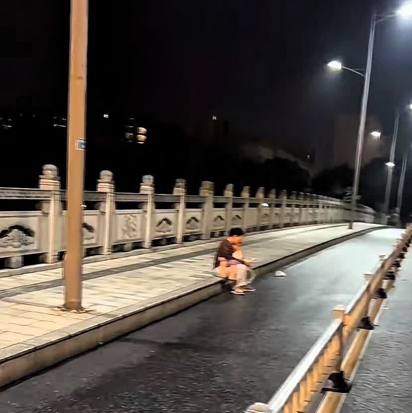 浙江湖州，凌晨三点多的雨夜女子抱着孩子坐在桥上哭。路过男子看到果断报警：遇到了就
