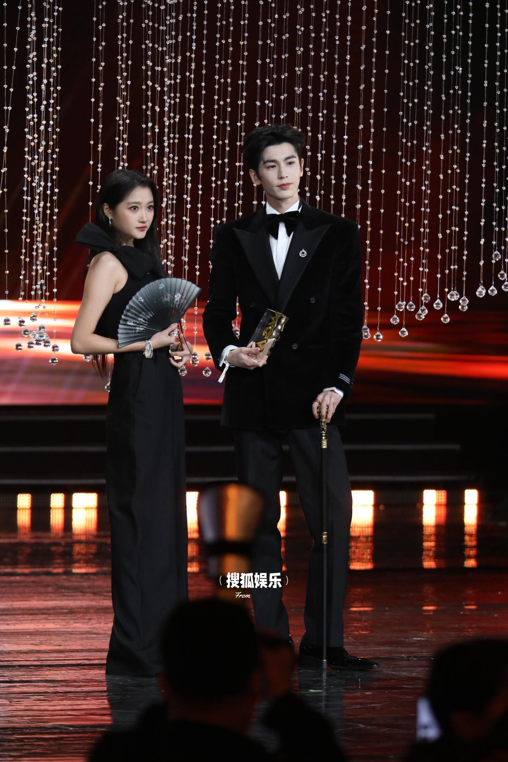 关晓彤张凌赫好长的两条人好想知道呼吸170+和190+的空气是什么感觉，这个身材