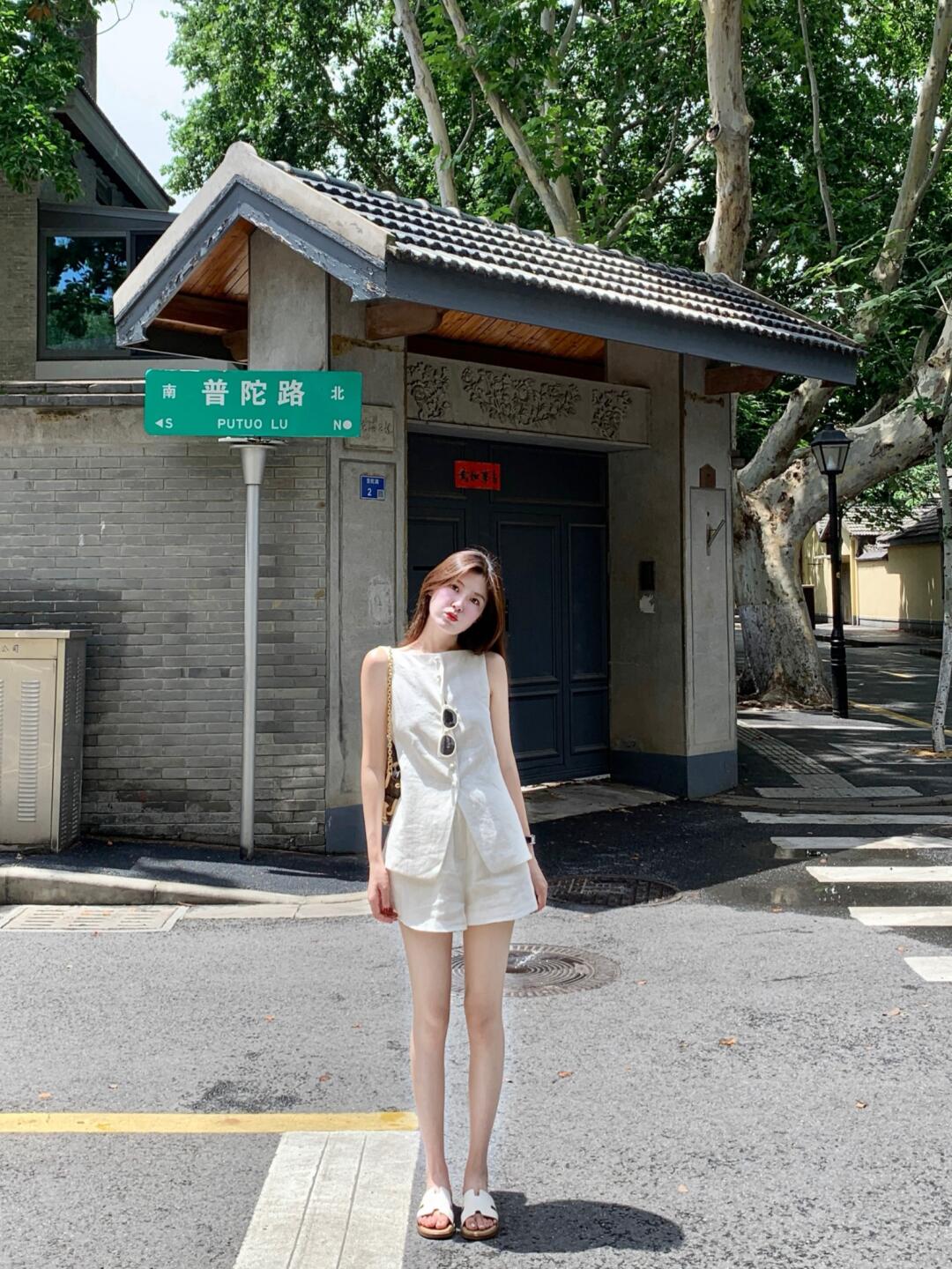 斥巨资买了件微贵的亚麻套装……