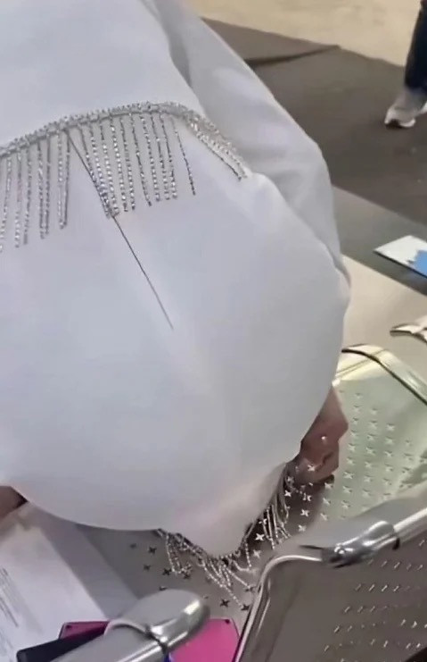这下可尴尬了，坐下去起不来了