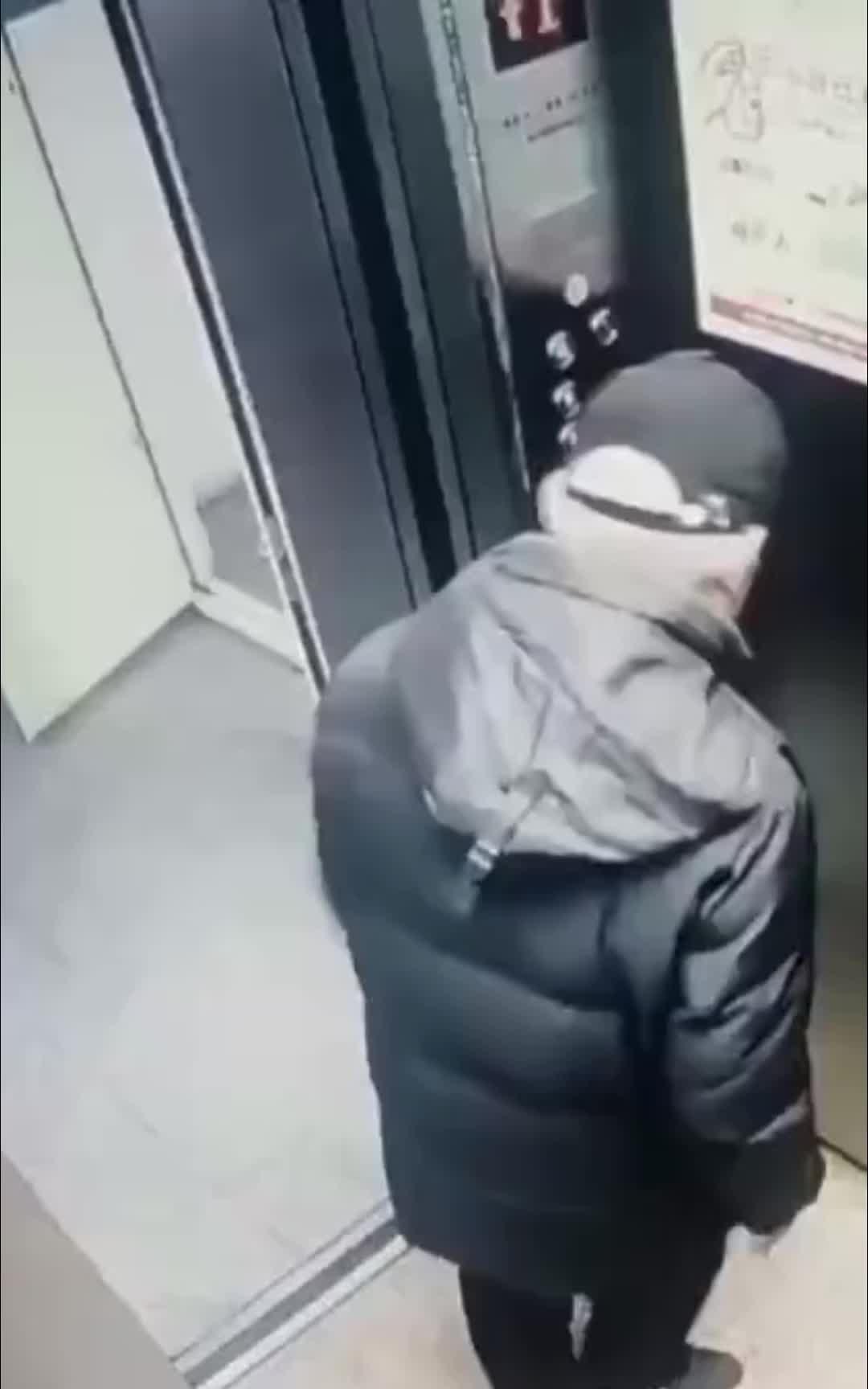我家住8楼，我楼上的楼上（10楼）刚搬来一家农村人，让我特别反感！我没有看不起