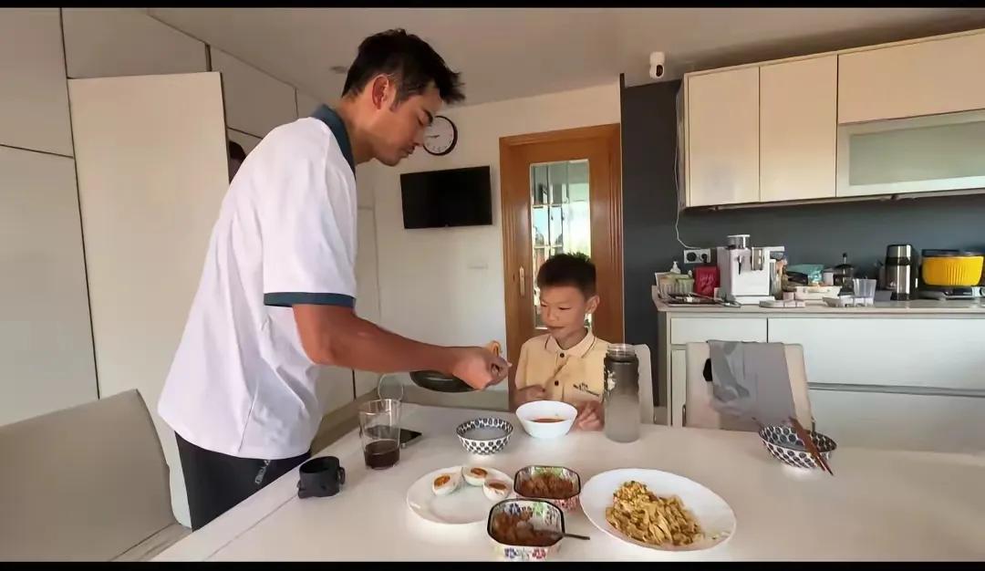 没有对比就没有伤害，邹市明国内直播还债，林丹在西班牙幸福生活刷到林丹在西班牙的