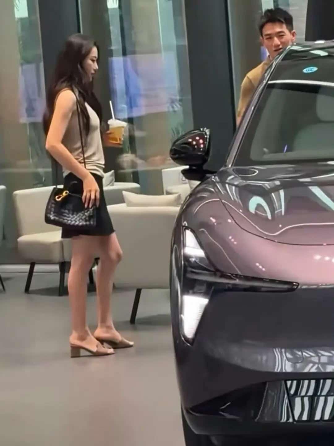 我问年入百万的表哥，张馨予背着4万多的包，为什么看10多万的车？表哥说，像她这