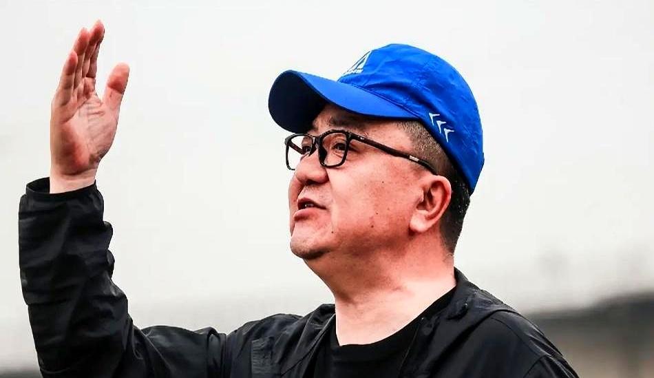 这闹剧该停了！本以为能扳倒董路，没想到自己先被扒底，孩子们披着国旗舞还未完，举