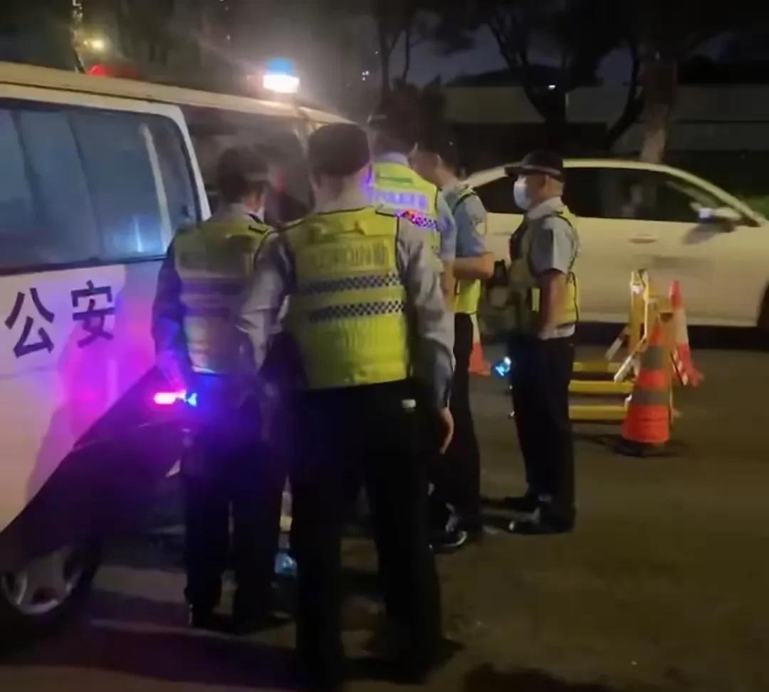 广州，交警查到一名女子涉嫌醉驾，但该女子不仅拒不配合检测，还自称人大代表可以喝酒