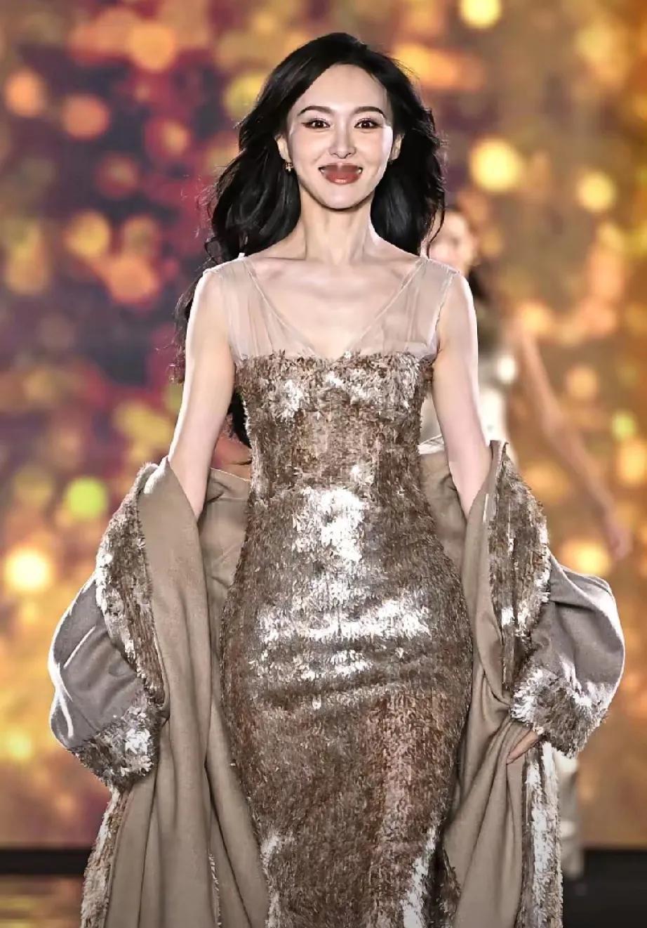 家人们谁懂啊！糖糖现身巴黎走秀，直接美出圈！T台上，她步伐轻盈，眼神笃定，举手投