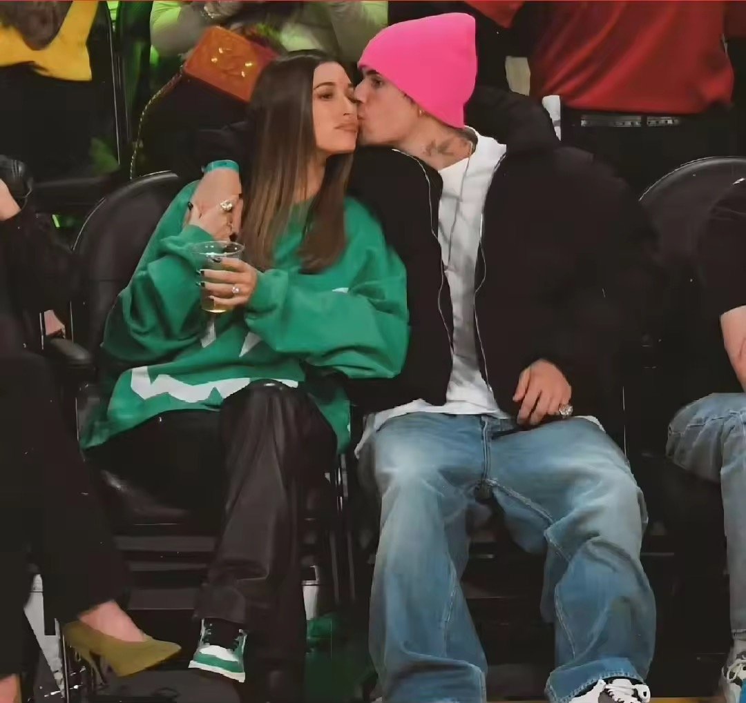 比伯海莉格莱美红毯全黑情侣装+同款徽章，比伯海莉的浪漫太细节了