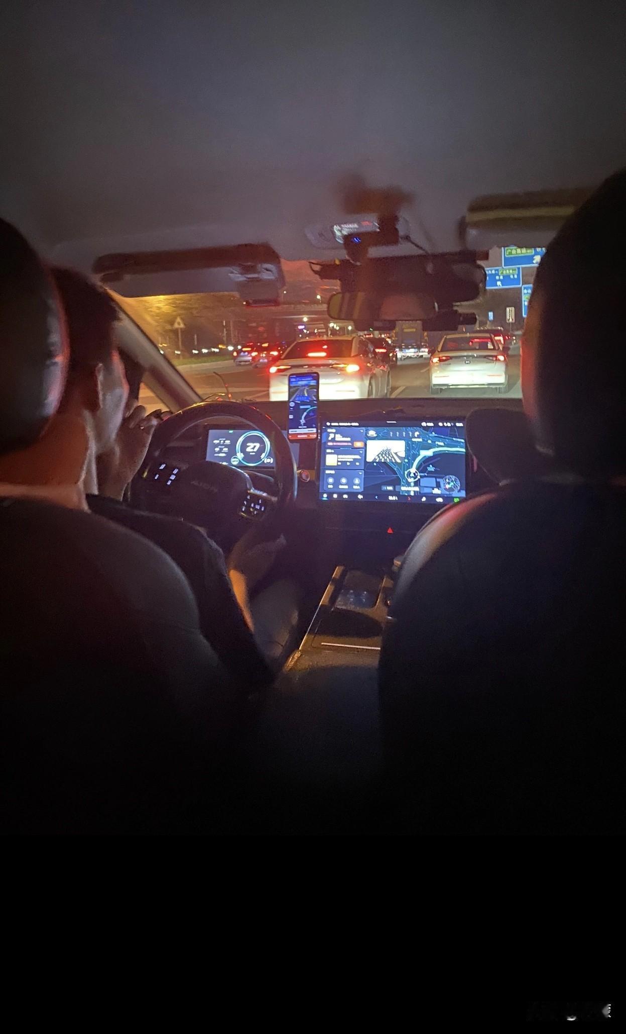 广州，再见。在这儿开网约车，整整一年了。最开始那会儿，一天跑下来能有450块