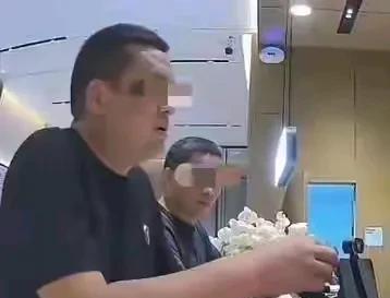 怪不得那么嚣张，男子酒店借伞不交押金打人，原来他是认识人啊，被打女孩发声不原
