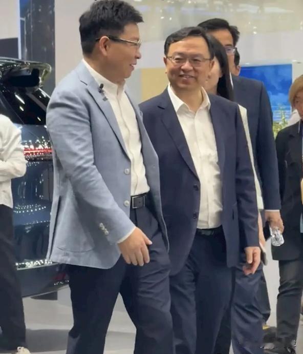 2026北京车展，比亚迪掌门人王传福对问界M9产生浓厚兴趣，竟然亲自带队前往鸿蒙