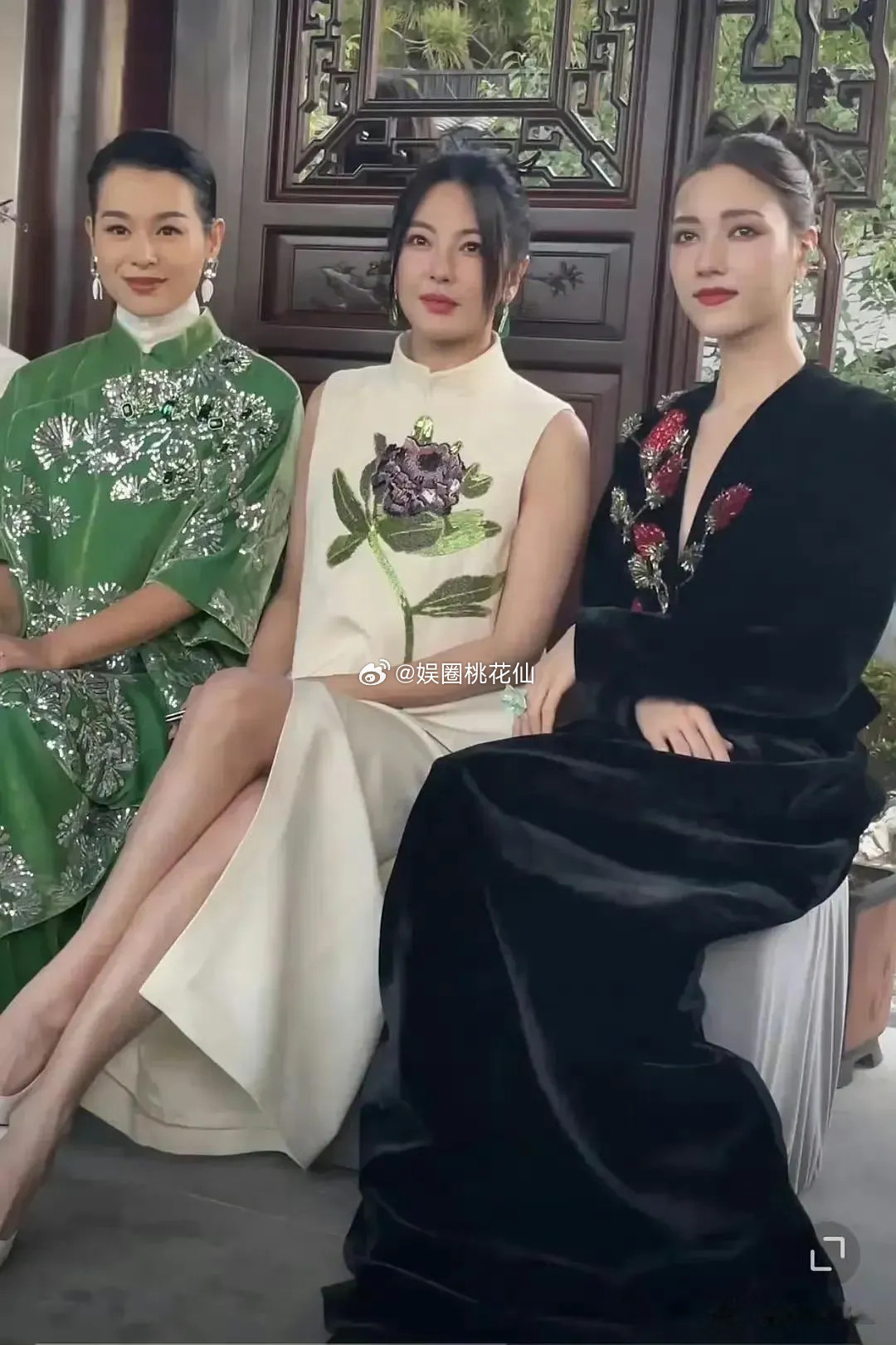 谁能想到张雨绮、娜然和胡杏儿同框，最后赢的居然是胡杏儿呢？先说张雨绮，衣服是挺扎