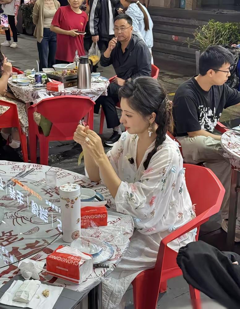 这位美女你很熟悉吧！她真的天生丽质，比蒋欣，孙俪，都美，你认出她是谁了吗？