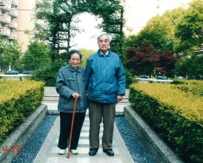 我们两个人应该活不了太久了，留一点就够了。”说这话的，是上海一对无儿无女的老夫妻