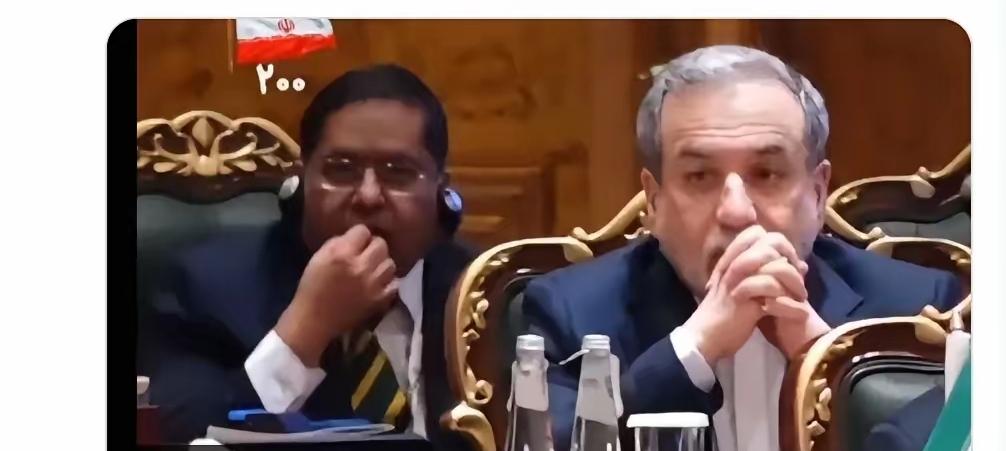 太尴尬啦。新德里金砖峰会现场，伊朗总统佩泽希齐扬正在发言时，坐在其身后的印度外交