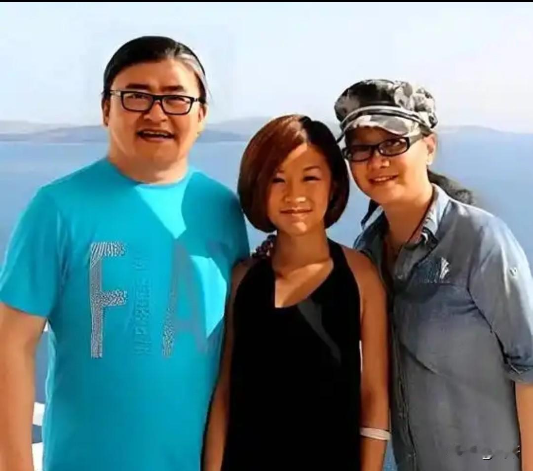 刘欢去世了，他没给家人留下豪宅存款，只留下三句话。第一句，是说给妻子卢璐ic
