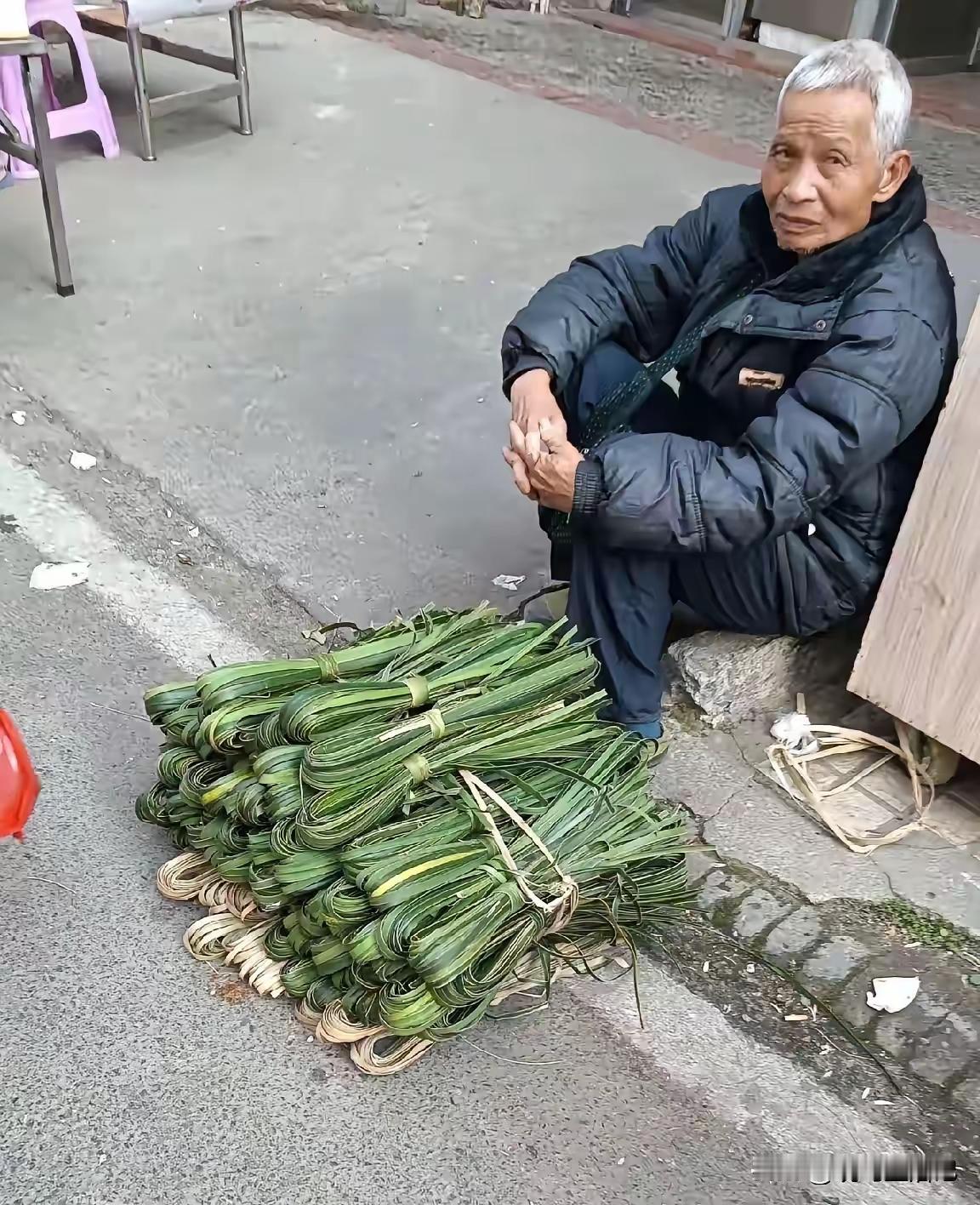 看看谁有本事，知道老爷子这是卖的啥。我敢保证，北方的朋友见都没见过。