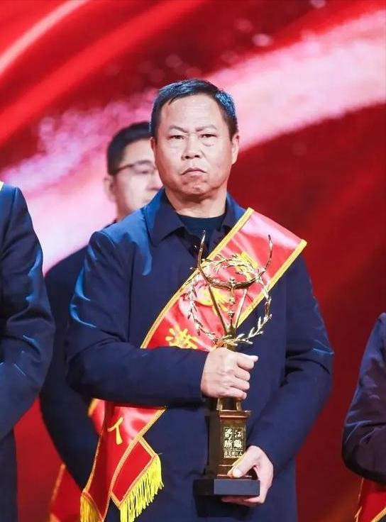 2024年，浙江船老大沈华忠出海时，突然接到求救信号，他当场砍断6300