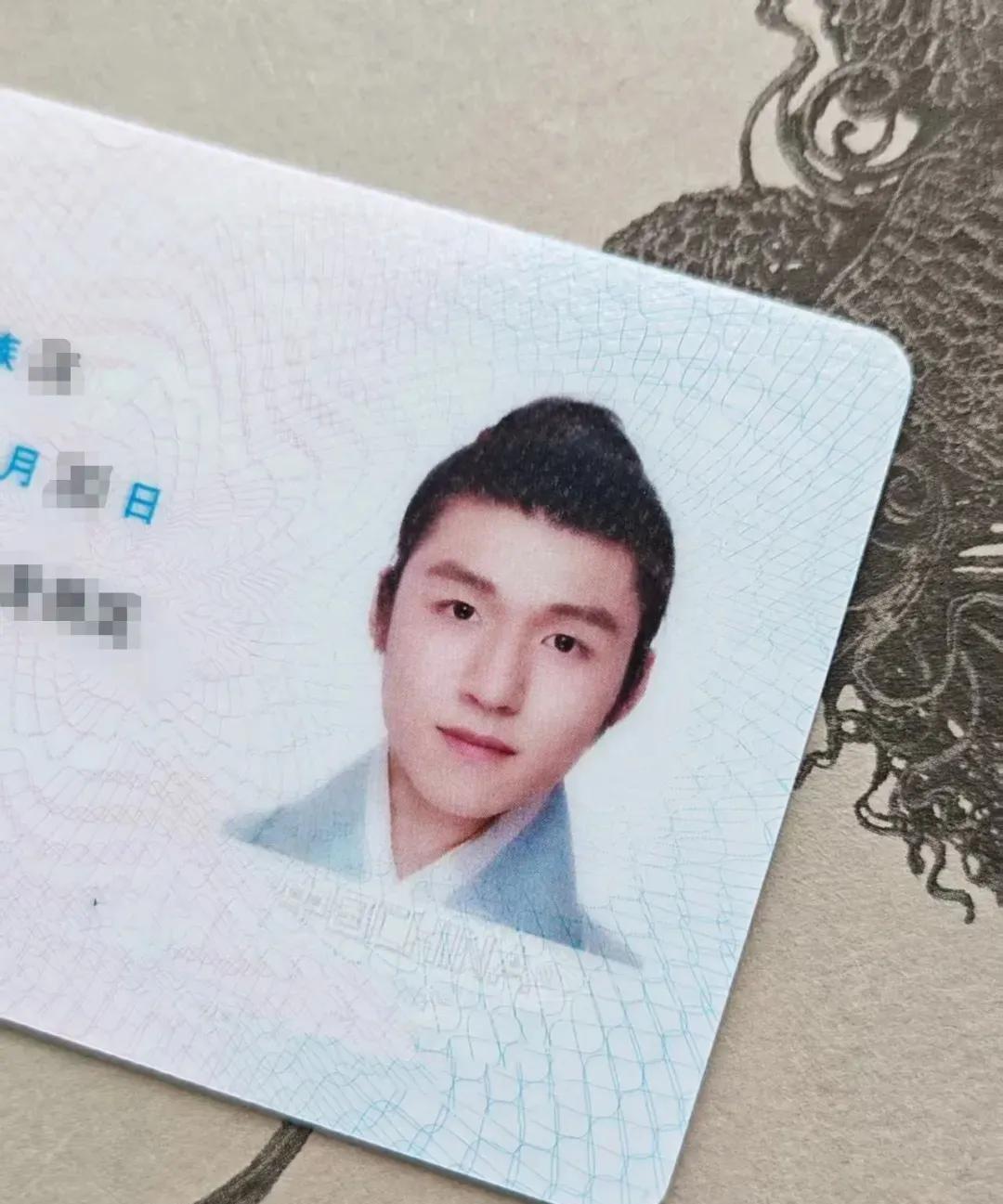 这是颠覆想象的身份证照片，穿汉服也能过关？一位深圳的网友发布了自己穿汉服拍摄的身
