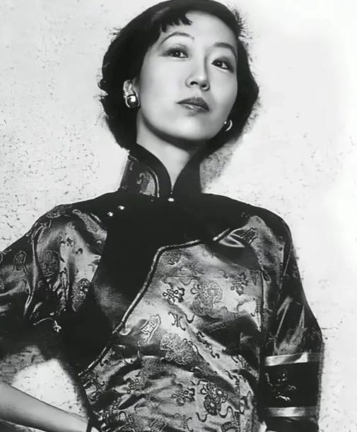 1956年，吃下堕胎药的张爱玲，在床上疼的直打滚。突然，孩子掉下来，她长舒一口气