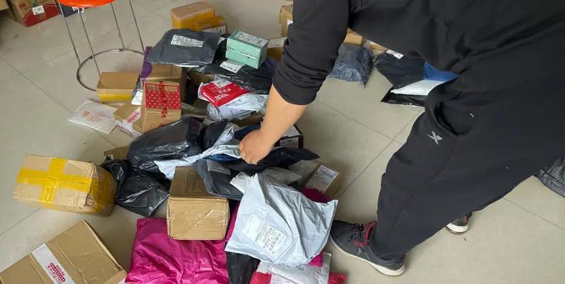 我们小区的菜鸟驿站动不动就换老板，我感觉三年至少换了七八个了我终于明白了菜鸟驿