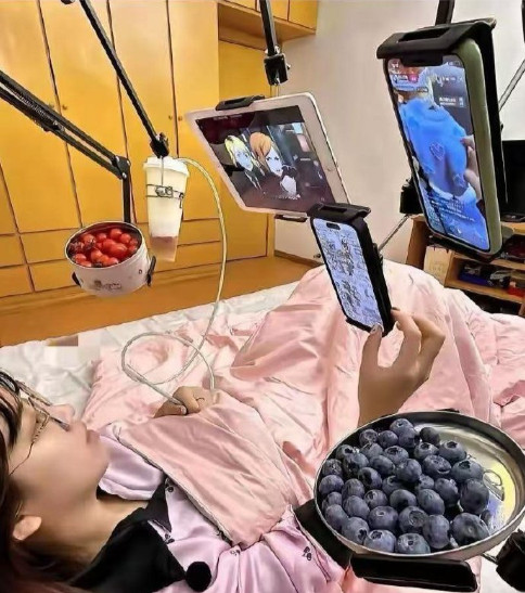 我家女儿30岁了，天天躺床上，也不上班，怎么办？