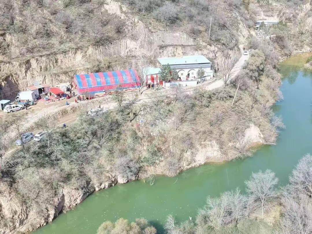 西安23岁大四男生请假回乡参加朋友婚礼，夜晚在婚礼现场路边解小手时，意外坠入水坝