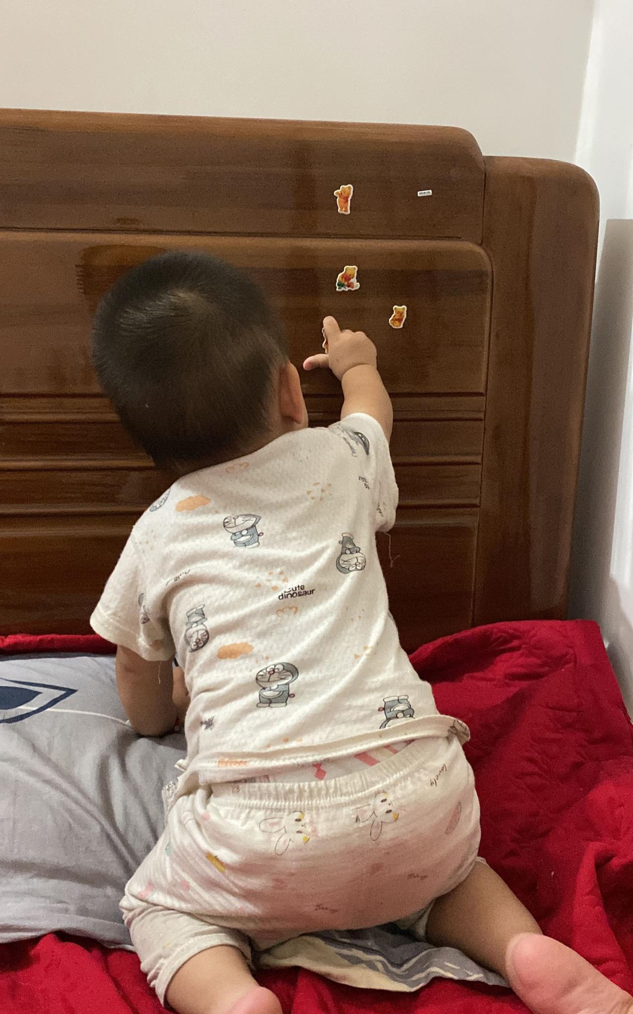 带娃以后才知道：1.宝宝到一个阶段特别喜欢撕贴纸，特别一岁以后，他看到贴有贴纸