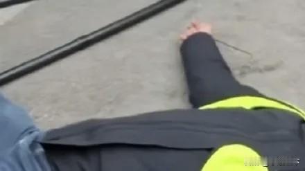 张家界45岁家长护学岗猝死：“自愿”的岗，不该是生命不能承受之重……张家界